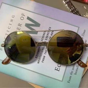 Round gold mirrored sunglasses